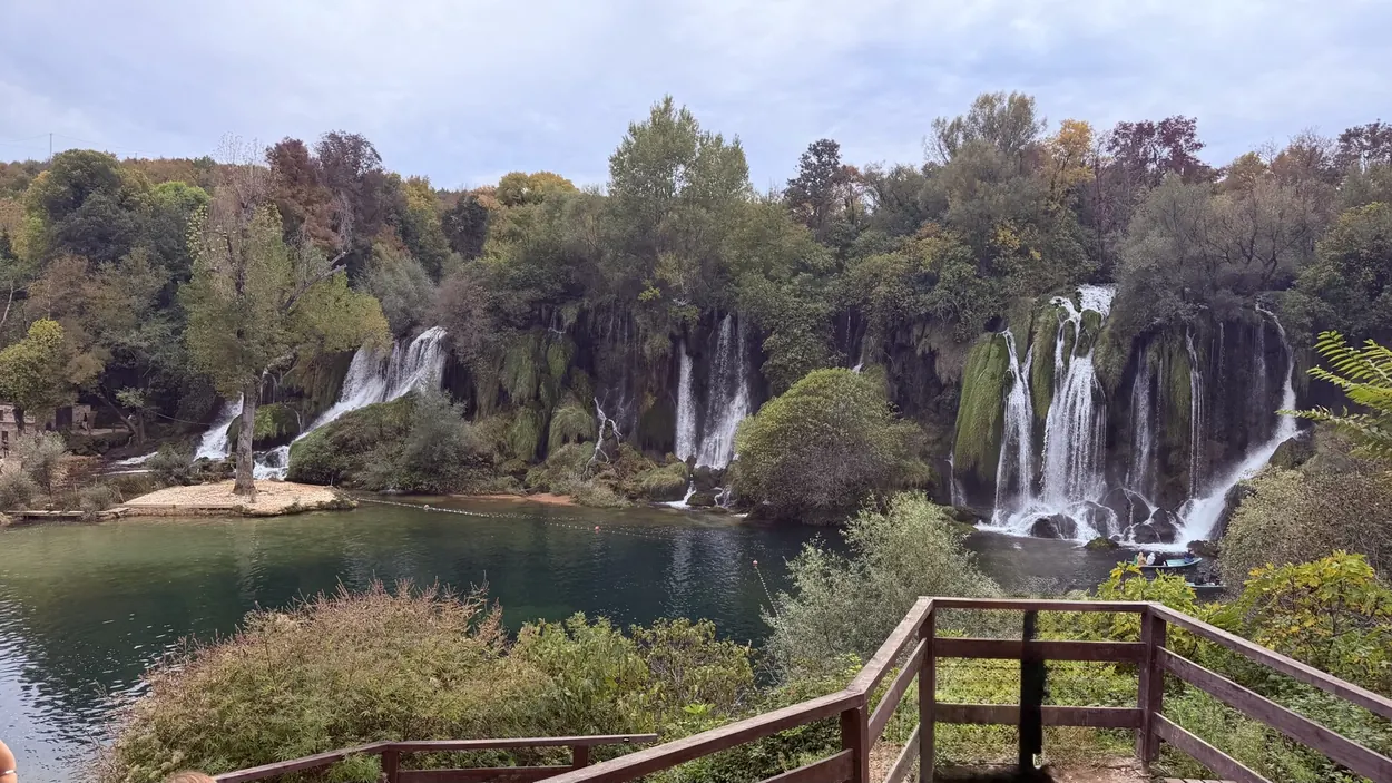 Panorámica clara del frente de cascadas de Kravice durante el descenso