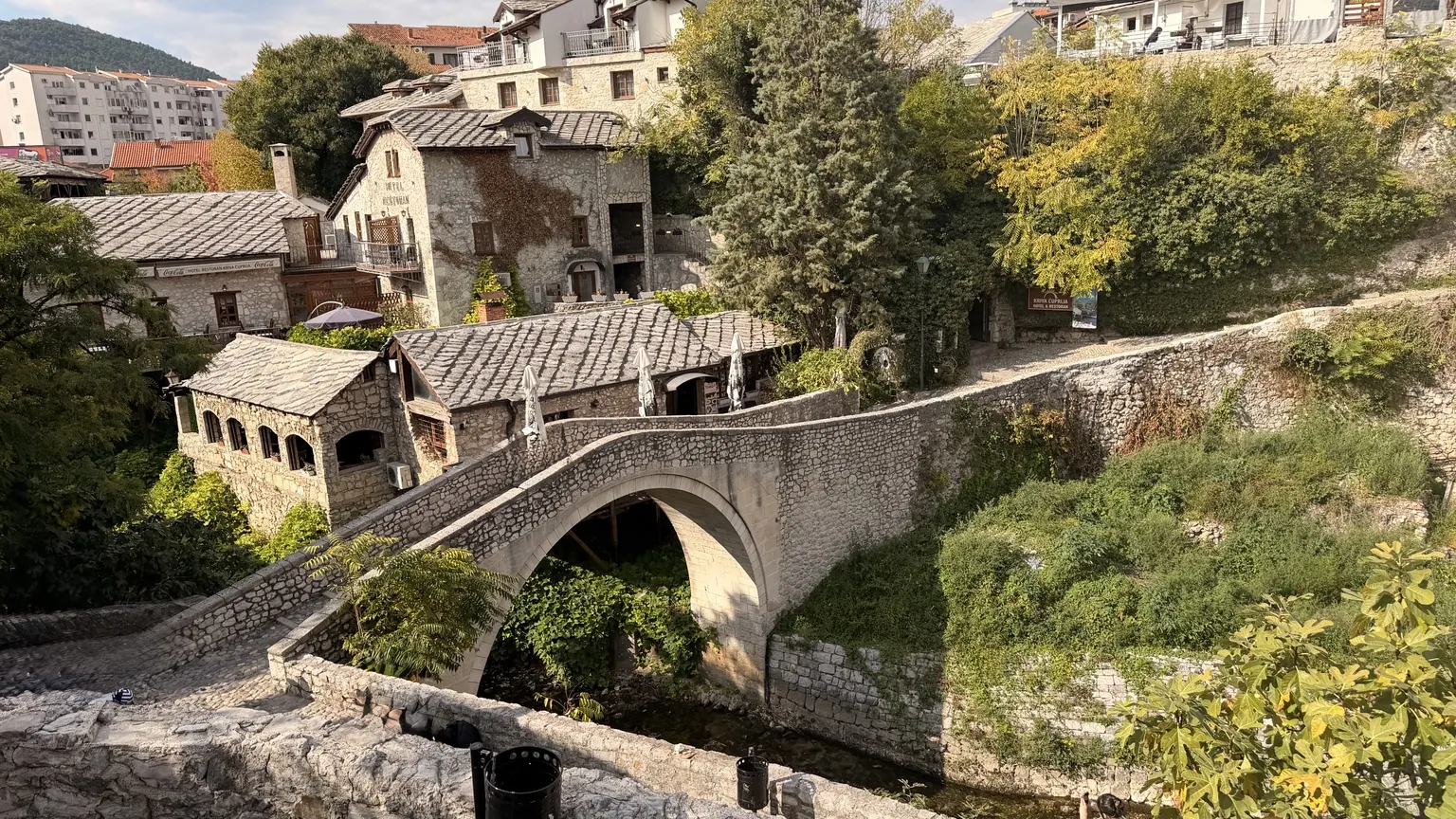 Pequeño puente de piedra Kriva Ćuprija en el casco antiguo de Mostar