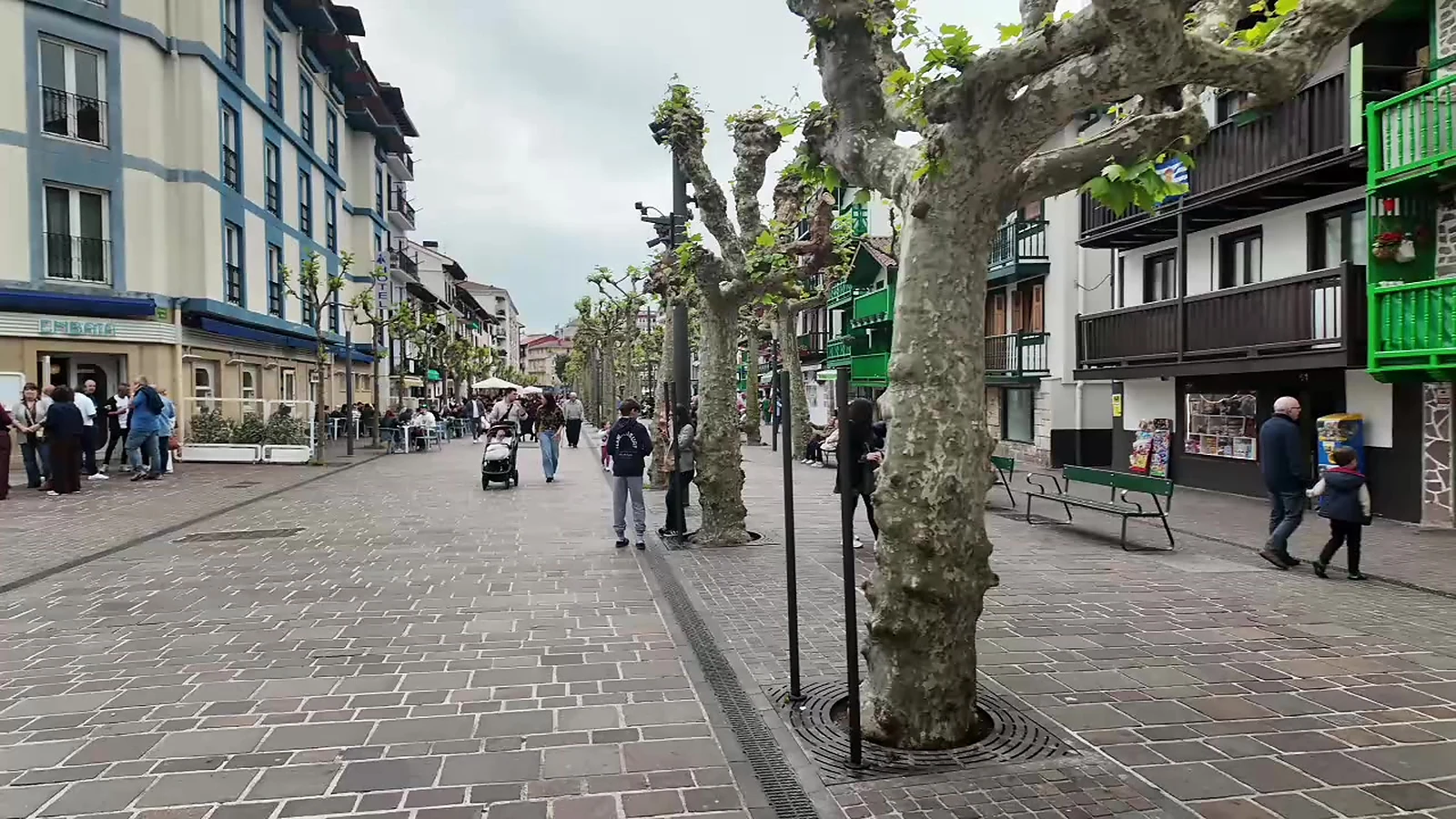 Casas de colores y ambiente de La Marina en Hondarribia