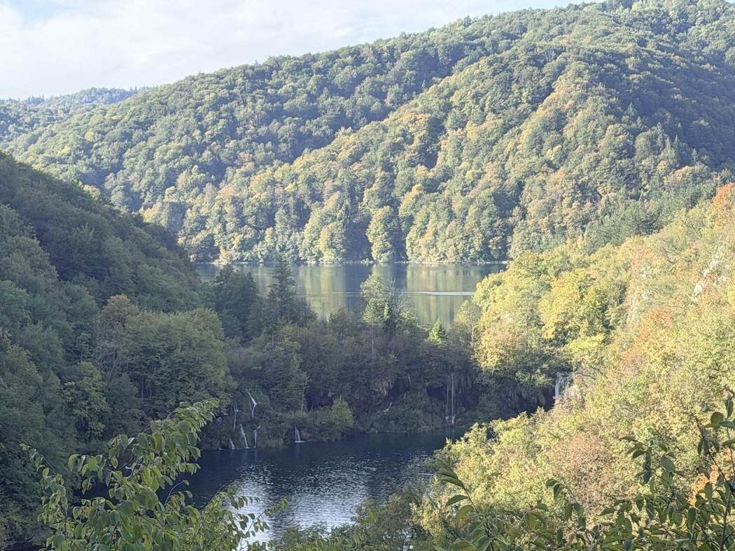 Vista panorámica de los lagos inferiores de Plitvice desde la Ruta C