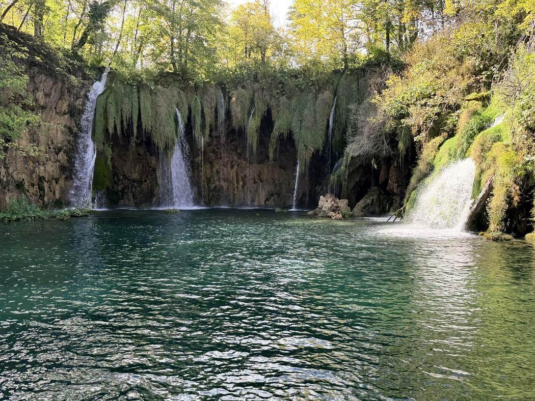 Cascadas y vegetación en la zona de los lagos superiores de Plitvice