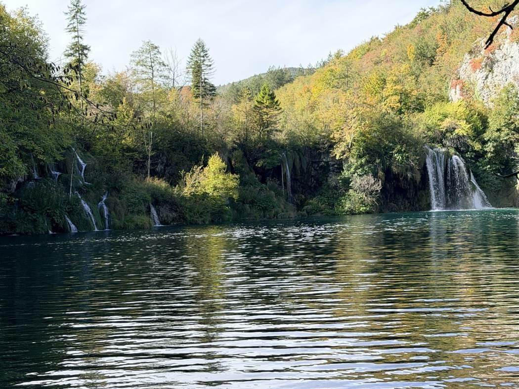 Cascadas, agua y reflejos en los lagos superiores de Plitvice