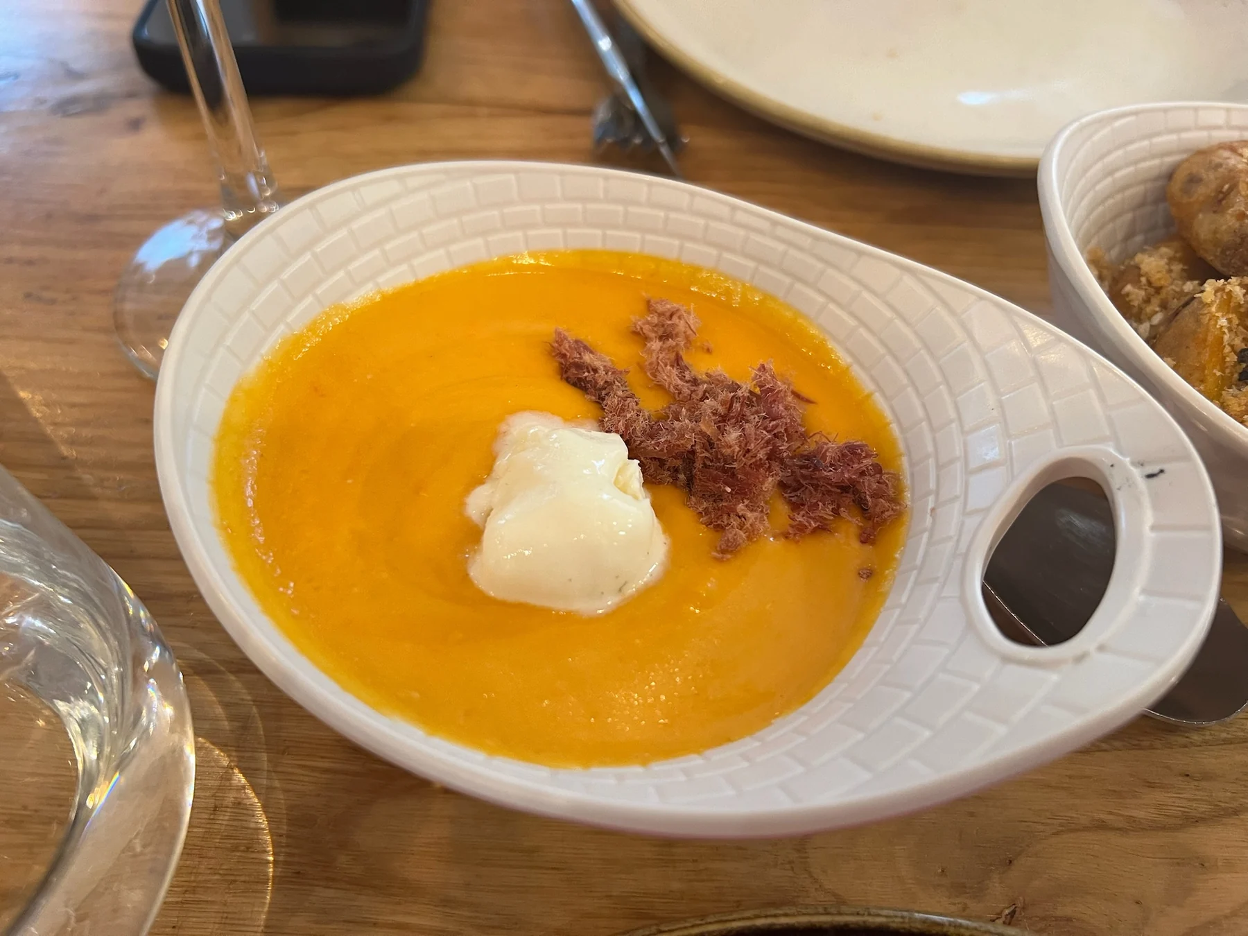 Salmorejo servido en Las Maravillas durante nuestra comida en Ronda