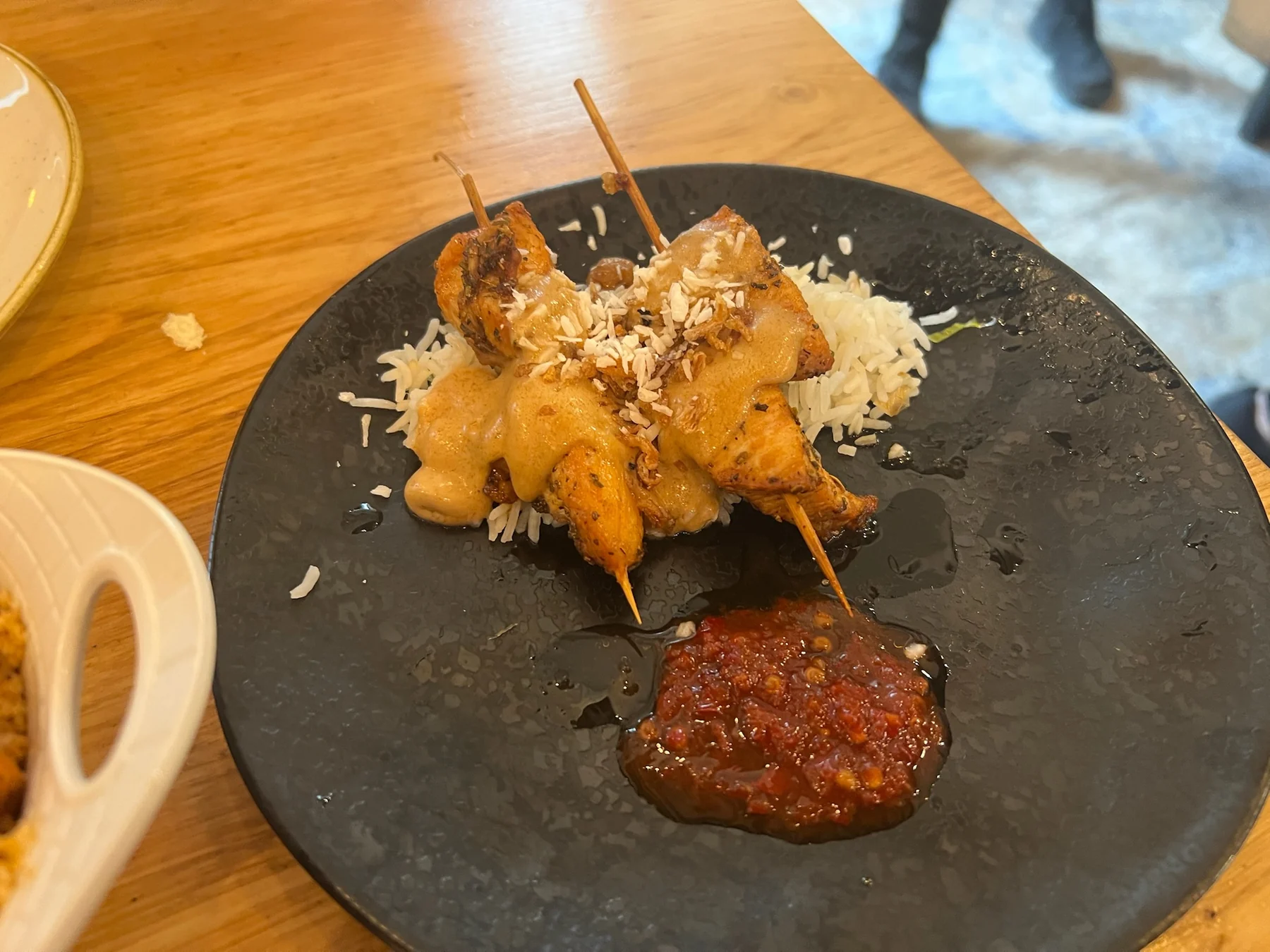 Saté de pollo servido en Las Maravillas en Ronda