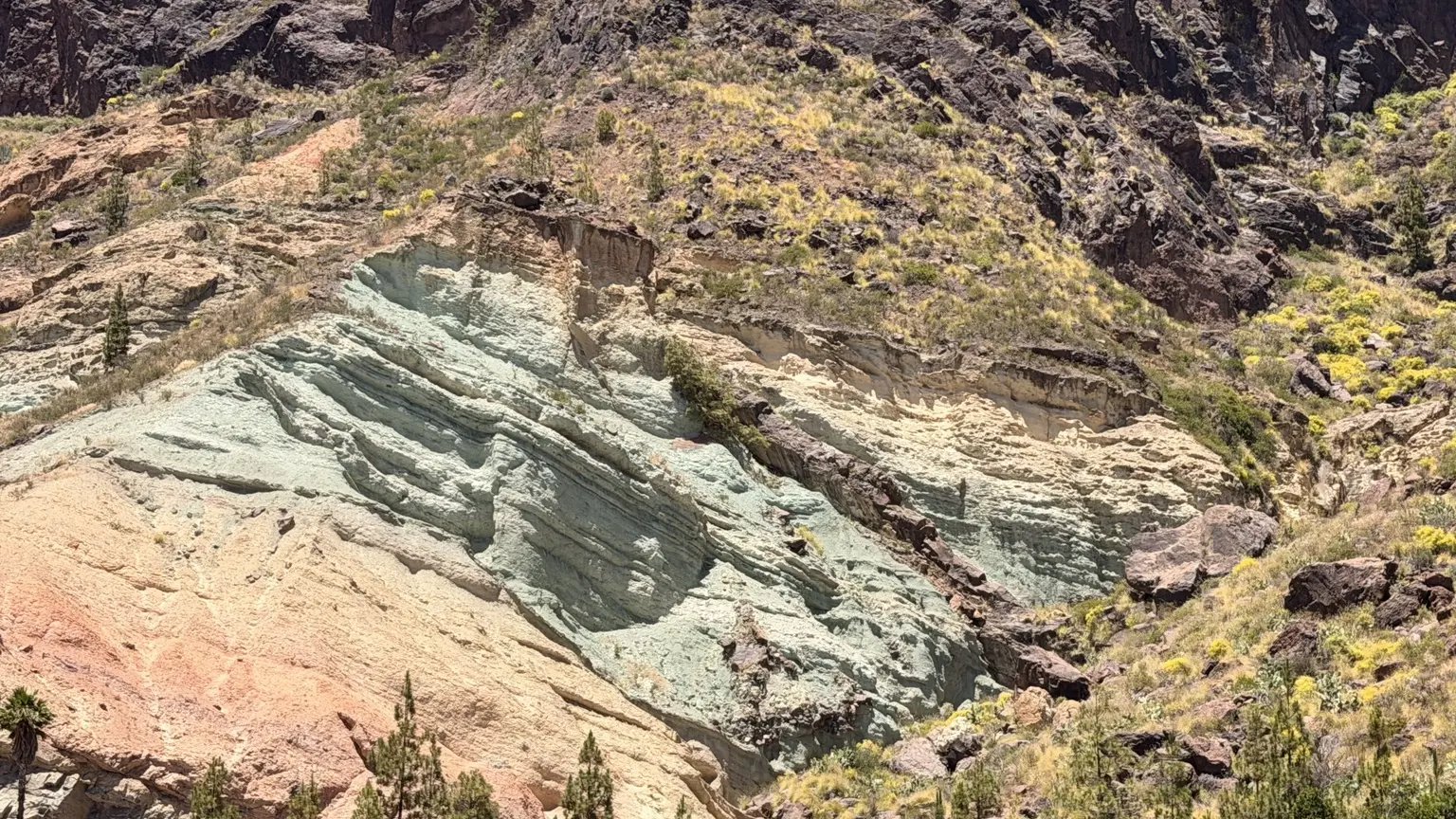 Estratos verdes, ocres y rojizos de Los Azulejos de Veneguera