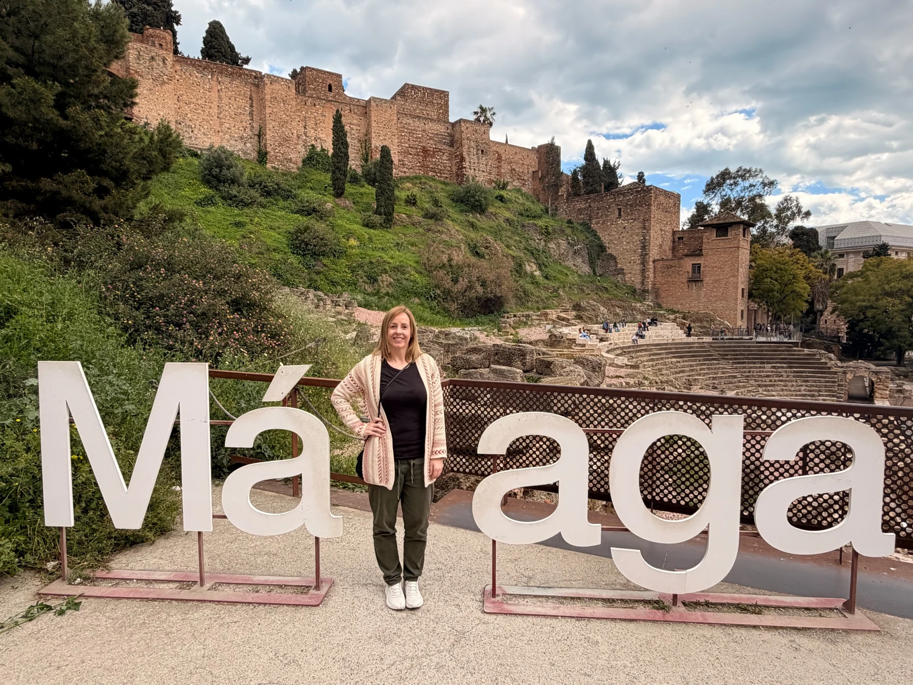 Alaitz junto al Teatro Romano y la Alcazaba de Málaga
