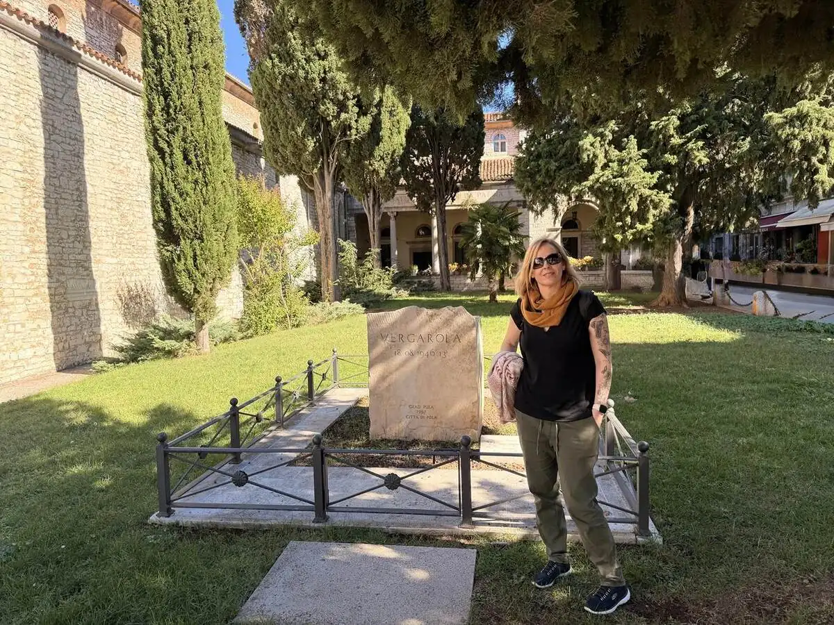 Memorial de Vergarola durante el recorrido por Pula