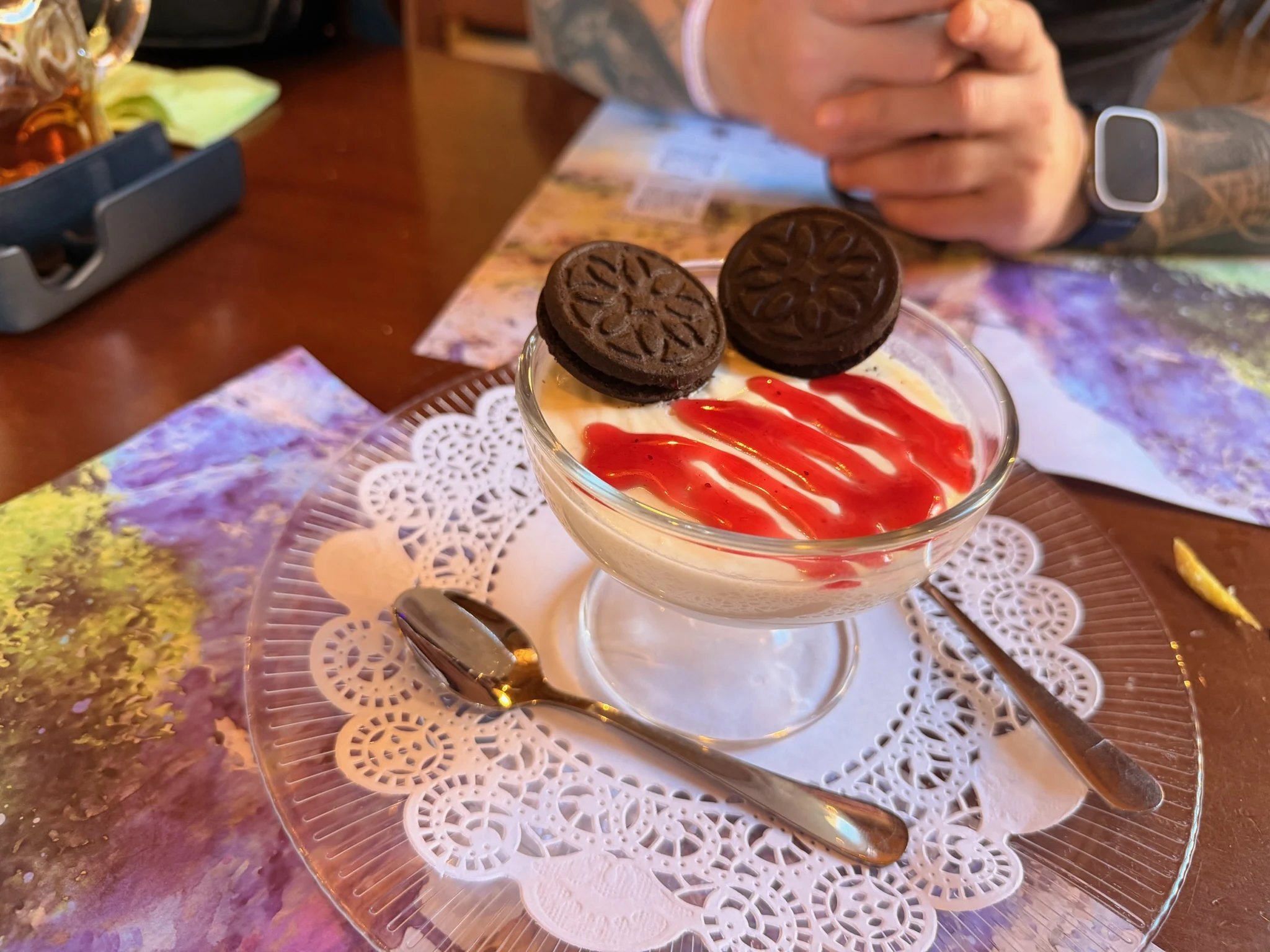 Crema de queso con frutos rojos en el Mesón Carrión