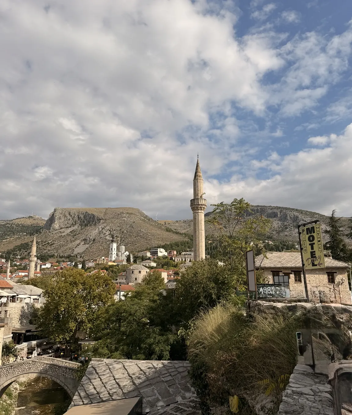 Minaretes de Mostar recortados sobre la montaña