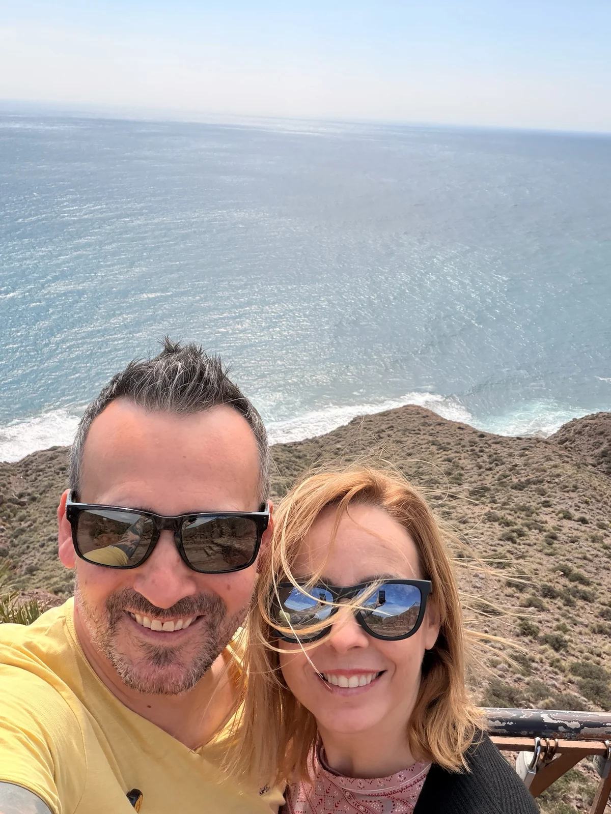 Txema y Alaitz en el Mirador de la Amatista con la costa al fondo