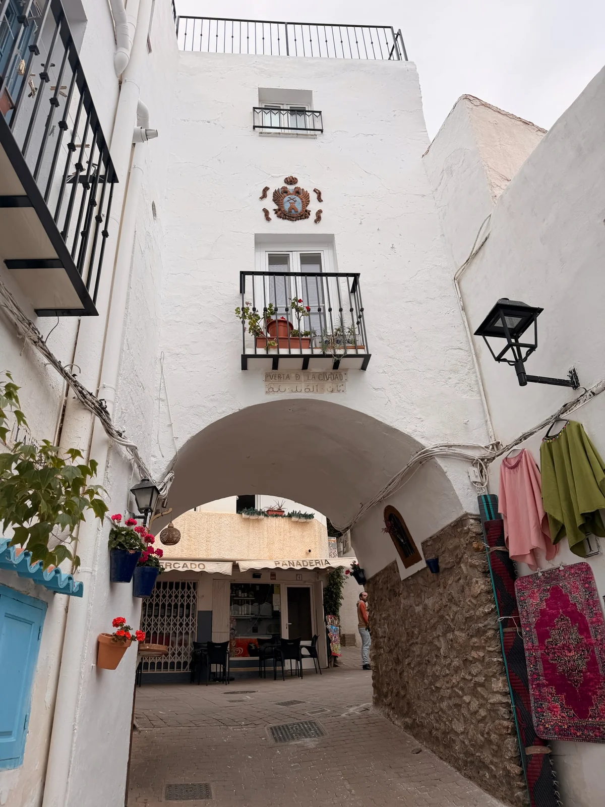 Puerta de la Ciudad y calle blanca del casco histórico de Mojácar