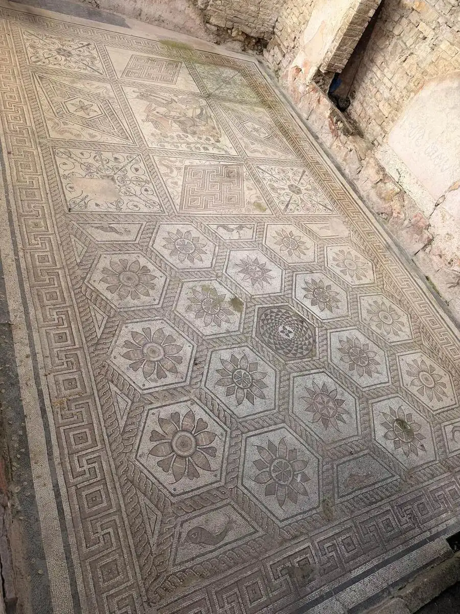 Mosaico romano del castigo de Dirce conservado en Pula