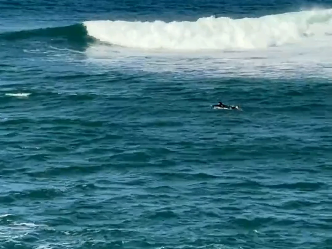 Surfista en el mar durante nuestra visita a Mundaka