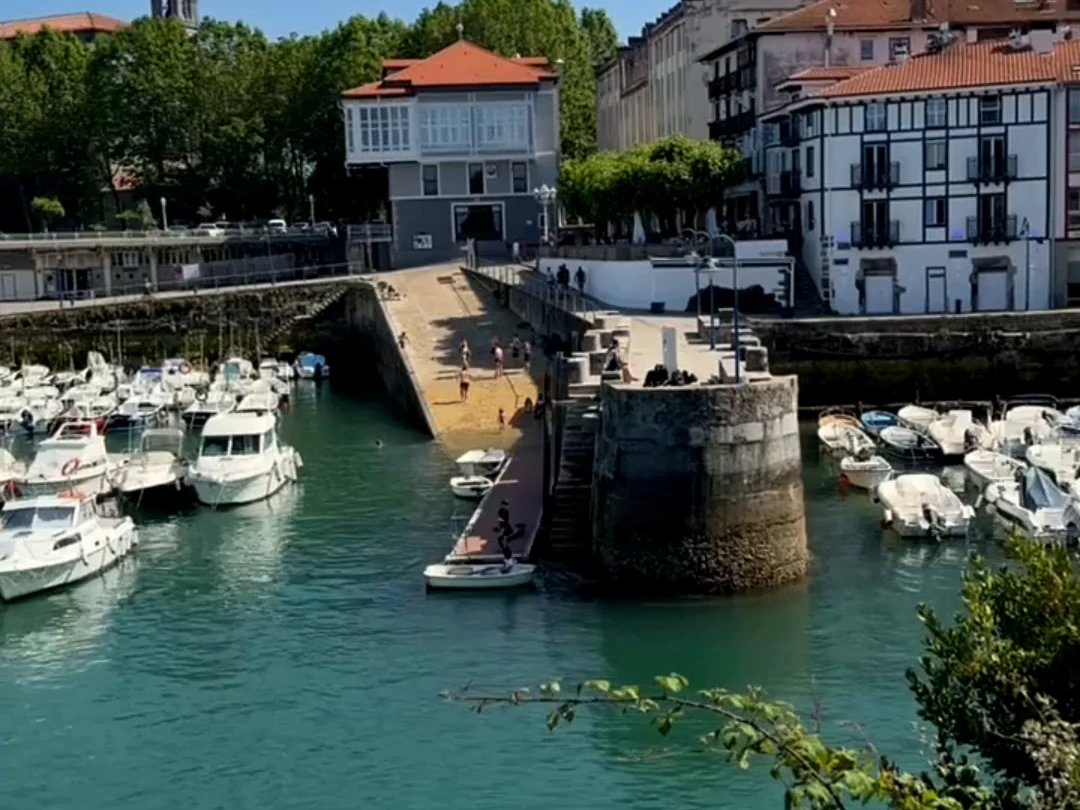 Puerto de Mundaka con barcos, muelle y fachadas del pueblo