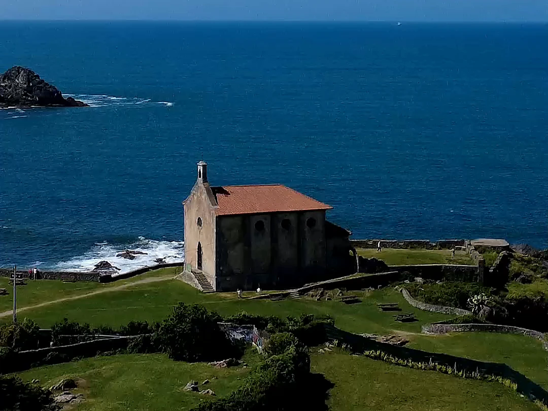 Ermita de Santa Catalina de Mundaka completa, con el mar y las zonas verdes de su entorno