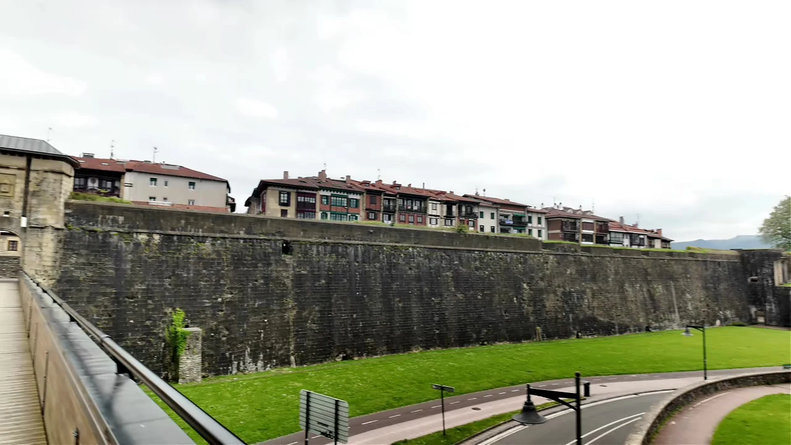 Murallas y foso del casco histórico de Hondarribia