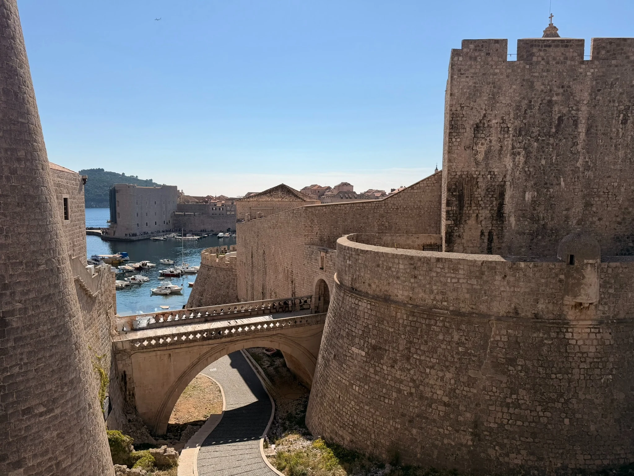 Murallas de Dubrovnik junto al puerto y el puente de acceso