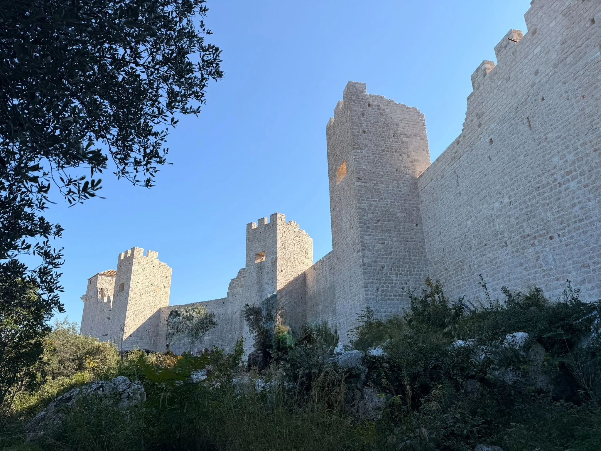 Vista cercana de las torres y murallas de Ston