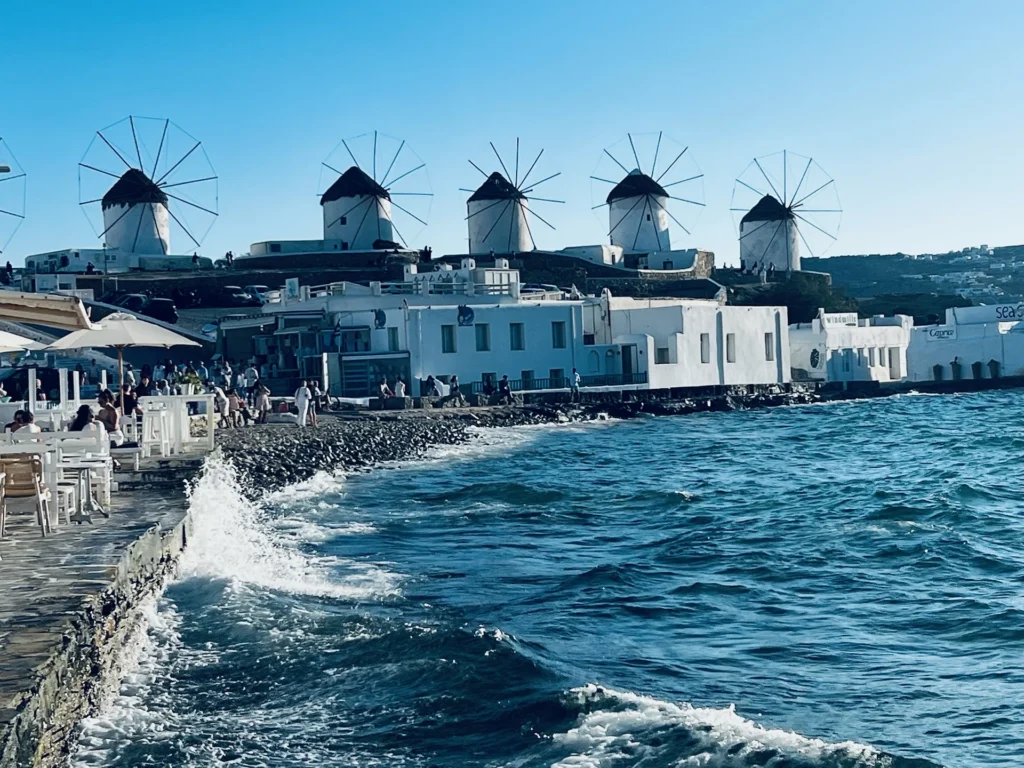 Molinos de Kato Mili y Little Venice vistos desde el mar en Mykonos