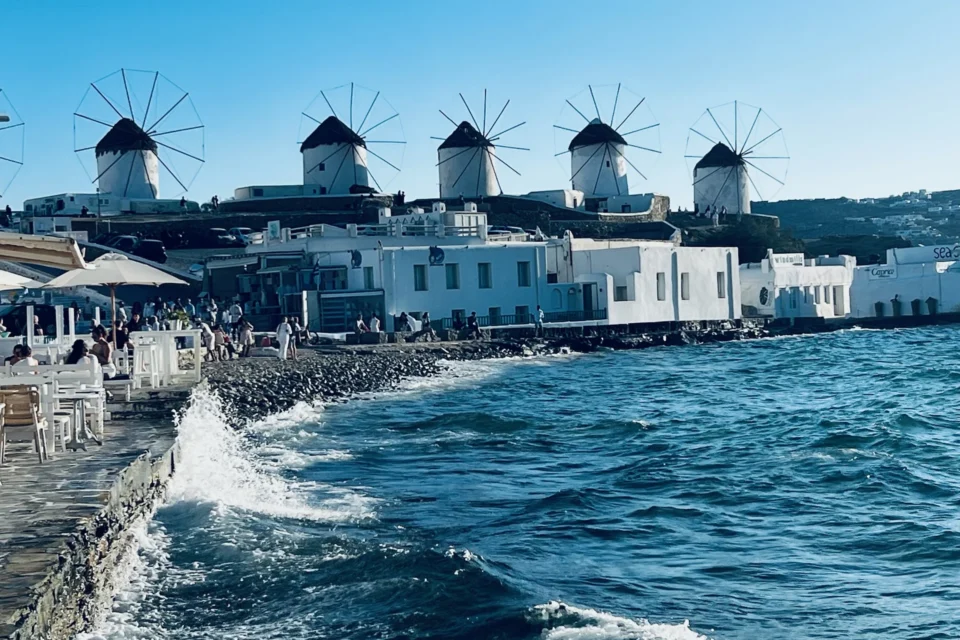 Molinos de Kato Mili y Little Venice vistos desde el mar en Mykonos