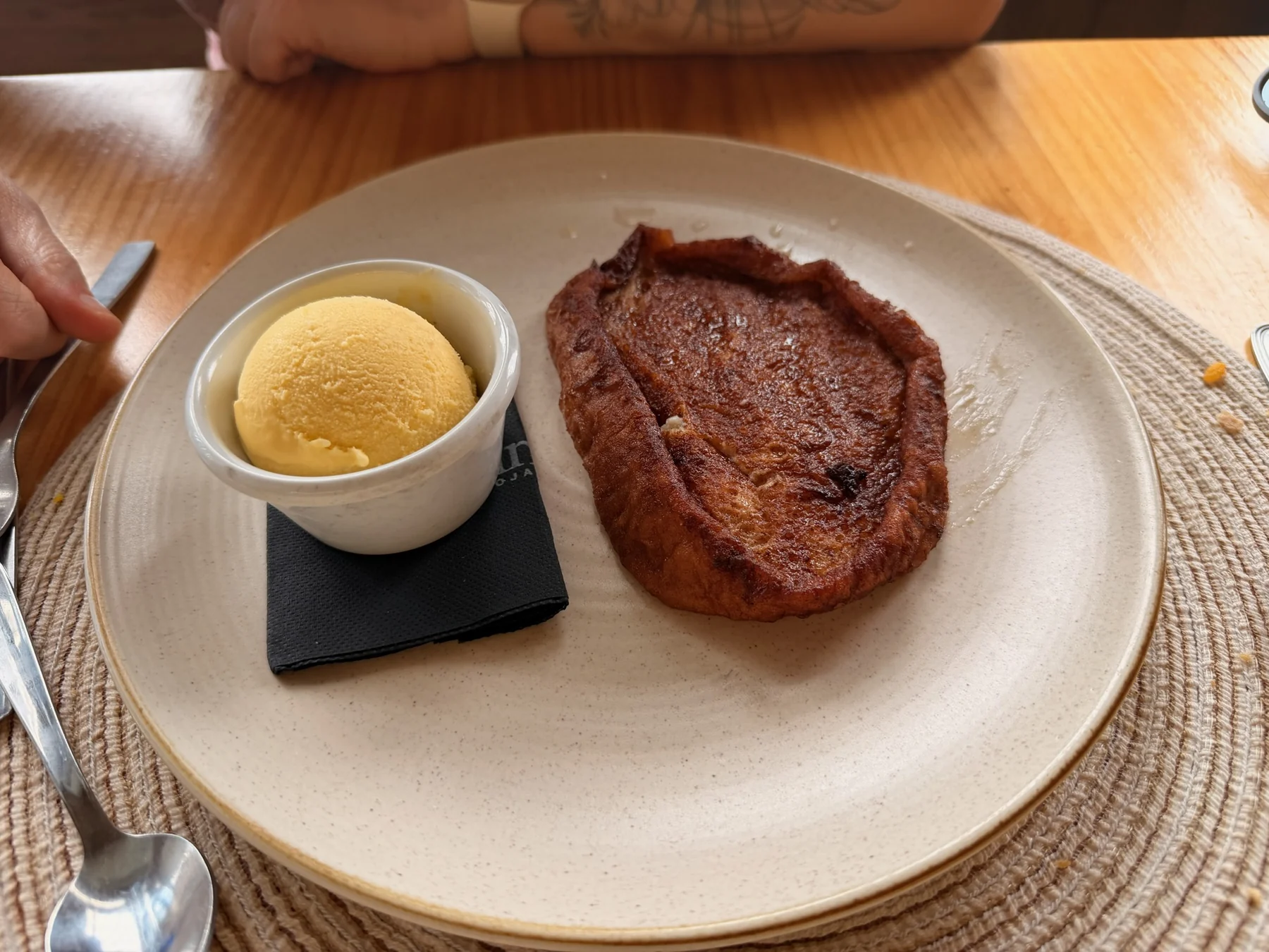 Torrija con helado que pedimos en Restaurante Neptuno