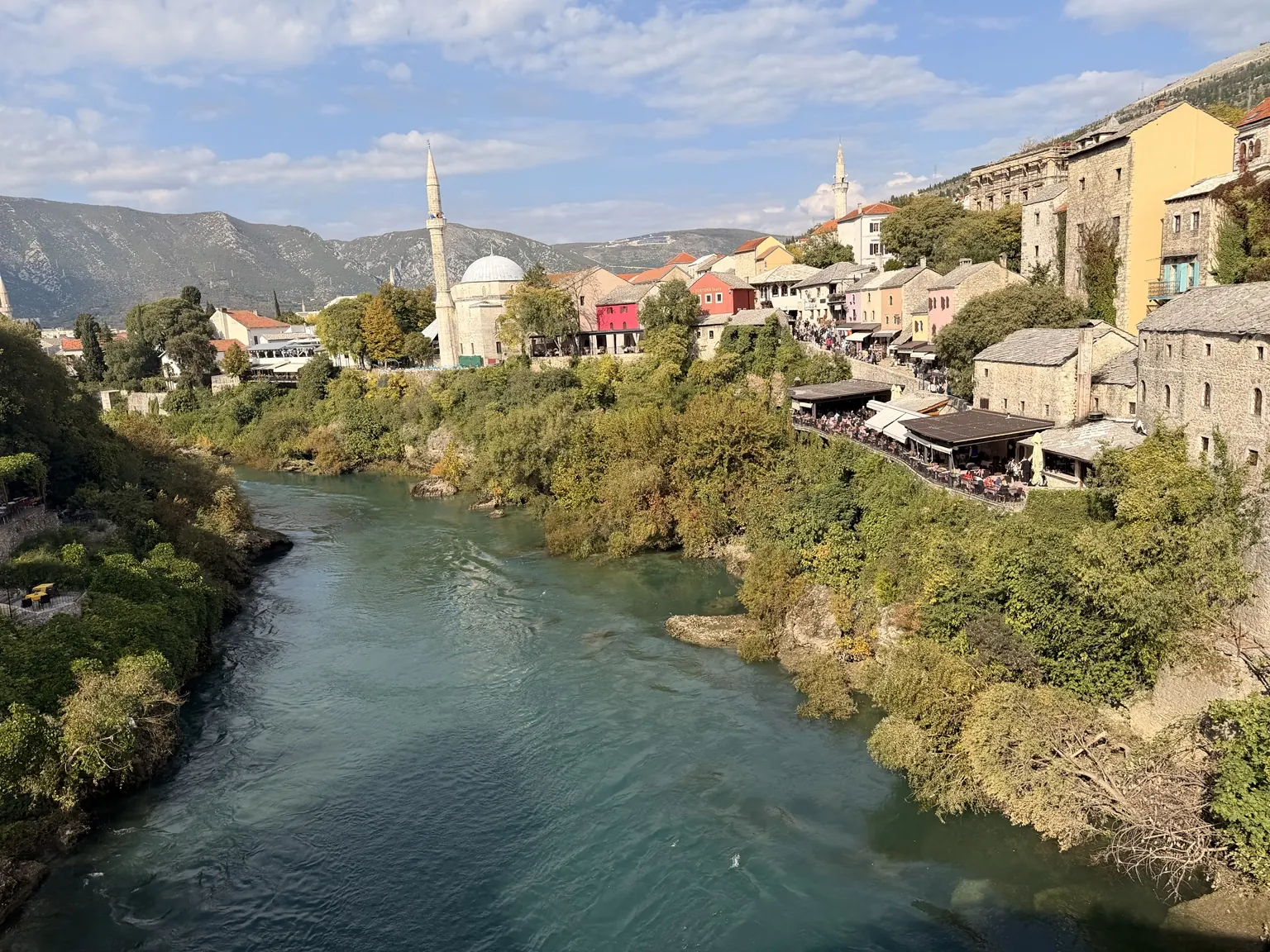 Edificios del casco antiguo de Mostar junto al río Neretva