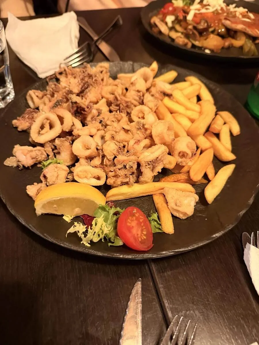 Calamares con patatas de nuestra comida en Nokturno