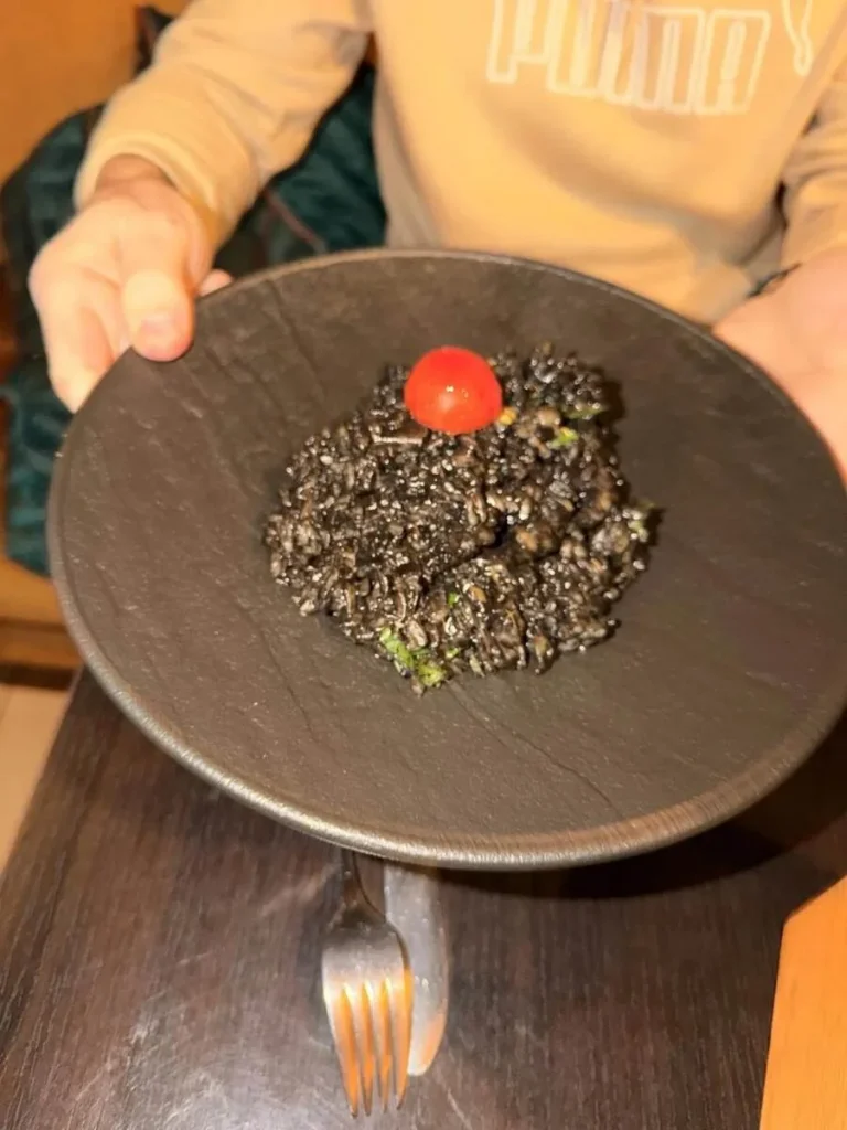 Risotto negro que comimos en el restaurante Nokturno de Zagreb