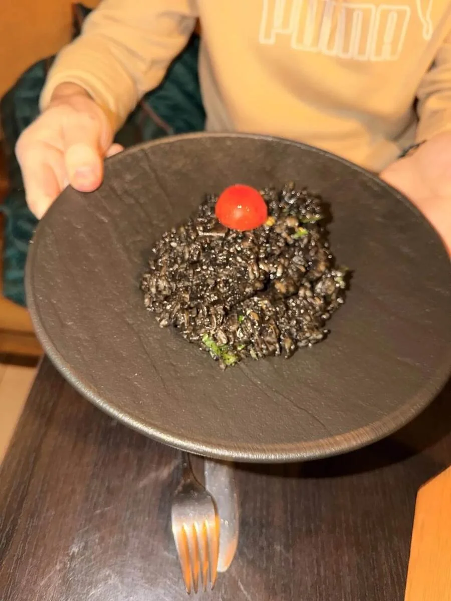 Risotto negro que comimos en el restaurante Nokturno de Zagreb