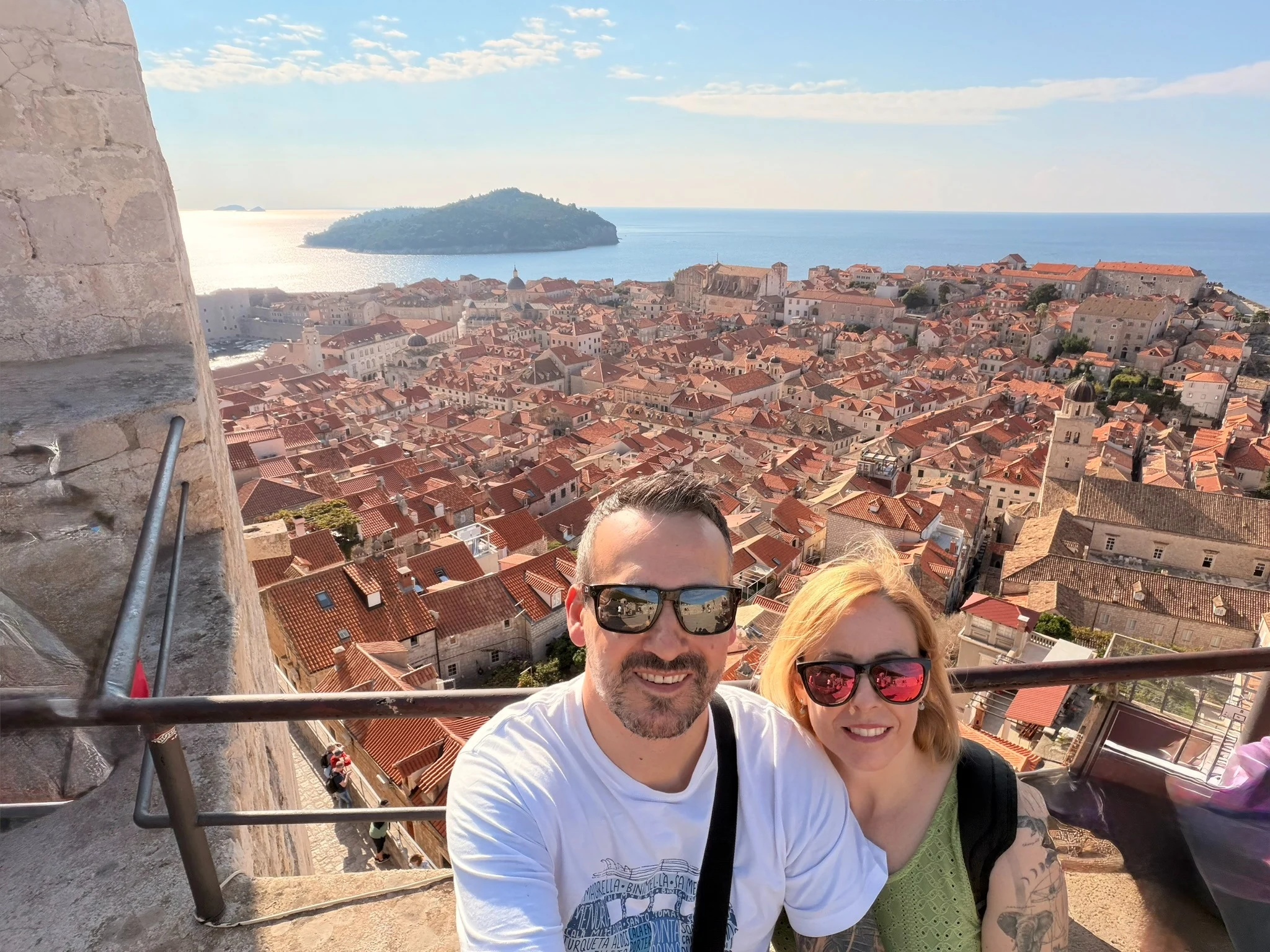 Nuestra visita a las murallas de Dubrovnik con la ciudad al fondo