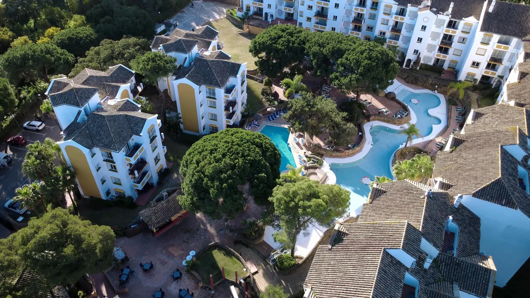 Vista del complejo y piscinas del Ona Alanda Club Marbella