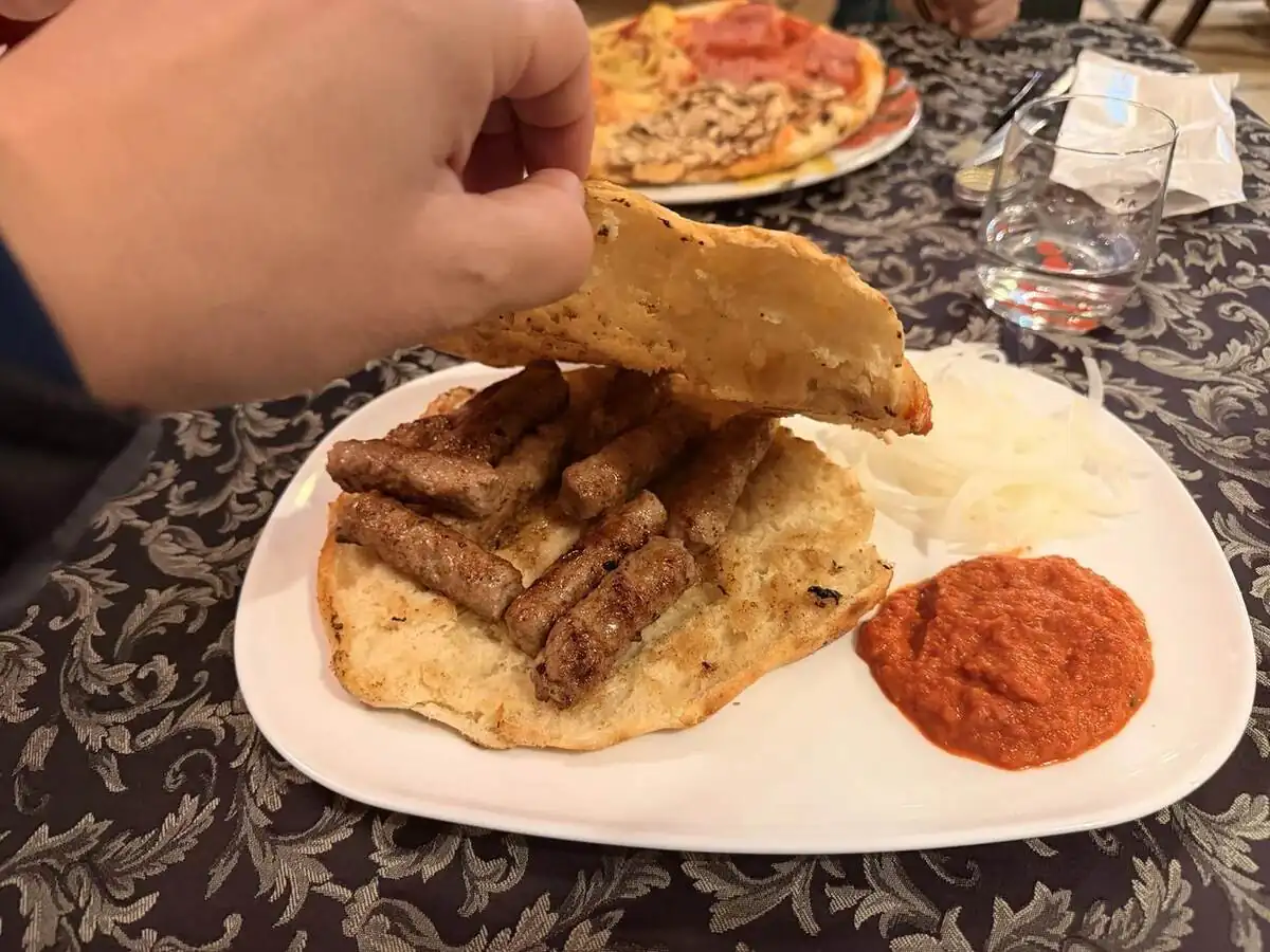 Detalle de los ćevapi y sus acompañamientos en Orfej