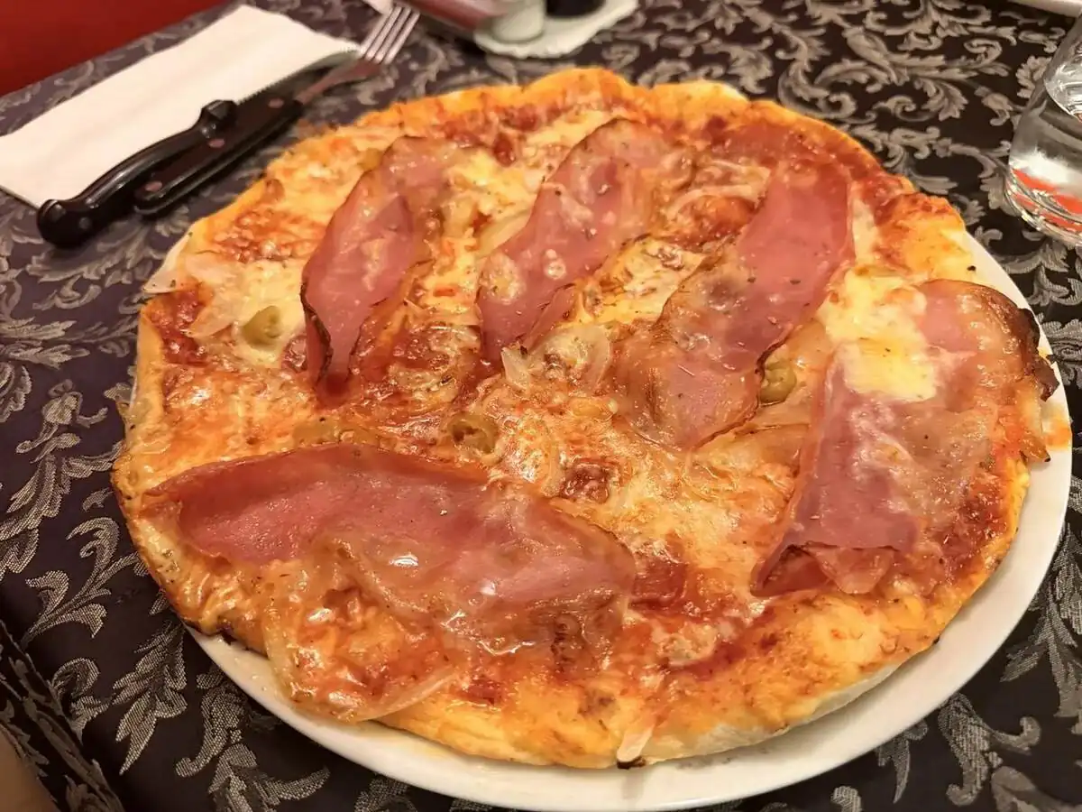 Detalle de la pizza servida durante nuestra cena en Orfej