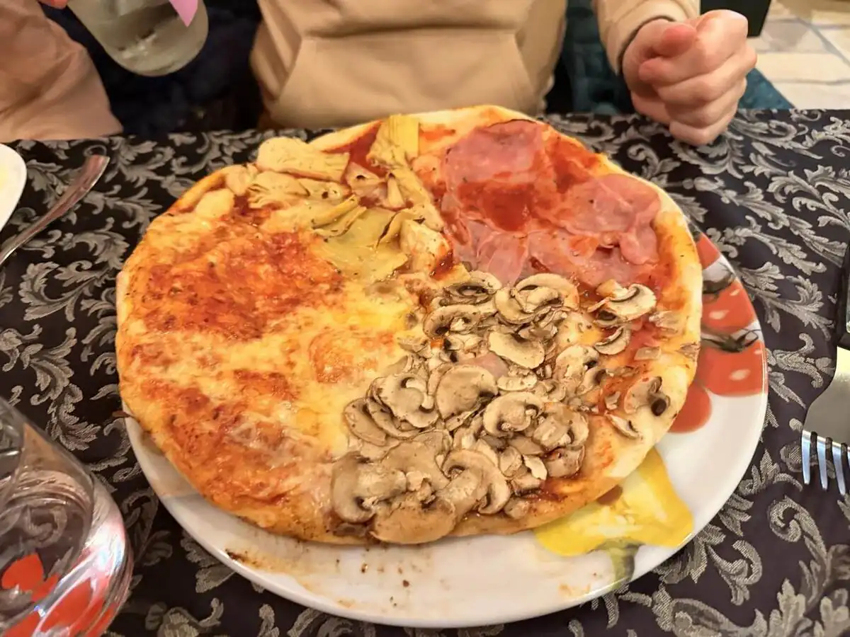 Pizza de nuestra cena en Orfej de Pula