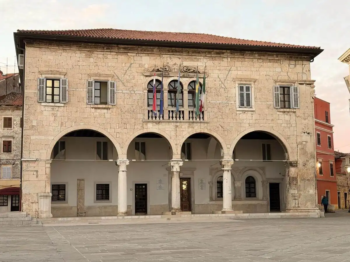 Palacio municipal junto al Templo de Augusto en el Foro de Pula