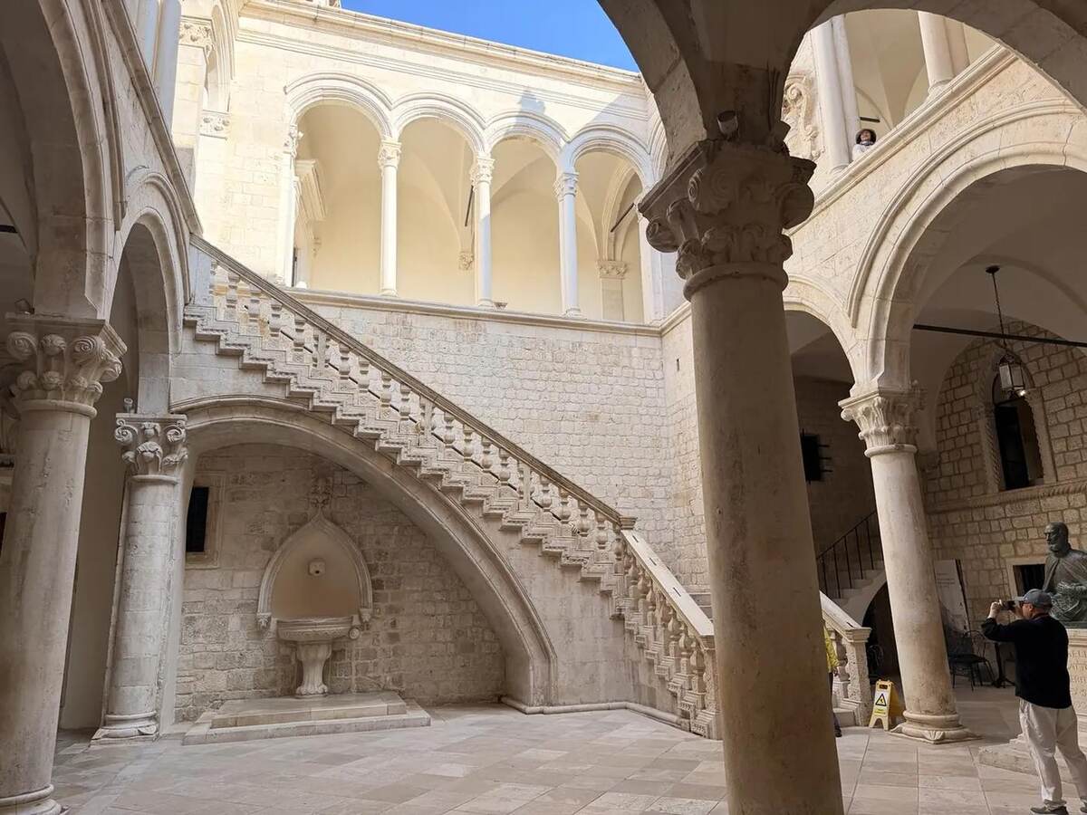 Patio y escalera del Palacio del Rector de Dubrovnik