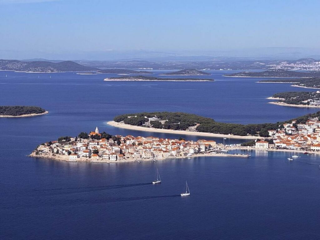 Península de Primošten y costa vistas desde la colina Gaj