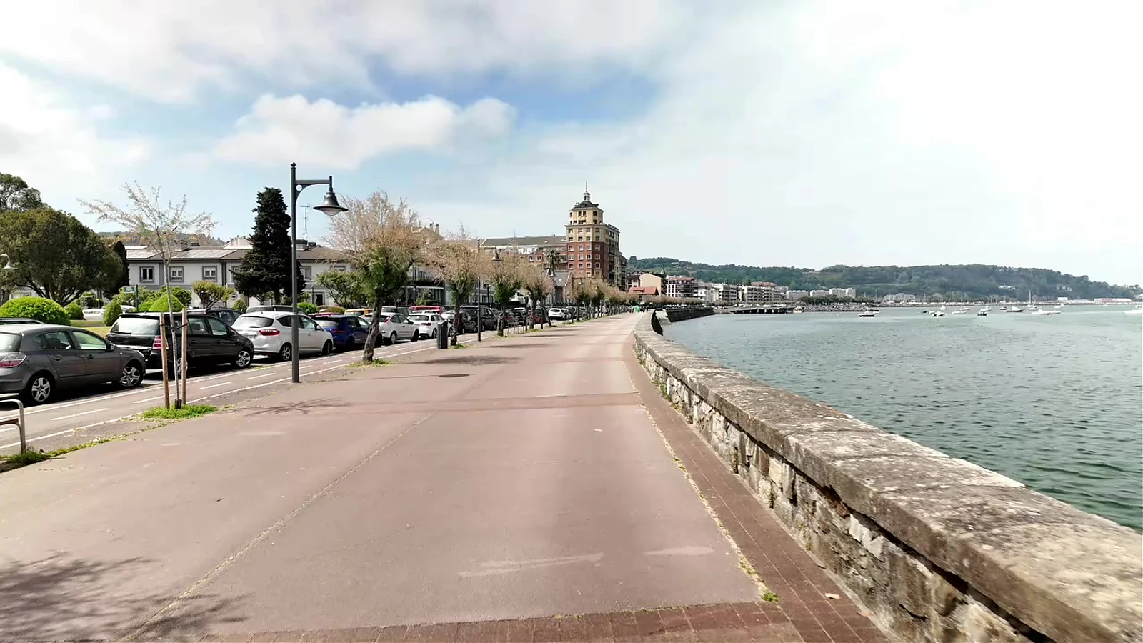 Paseo de Butrón junto a la bahía de Txingudi en Hondarribia