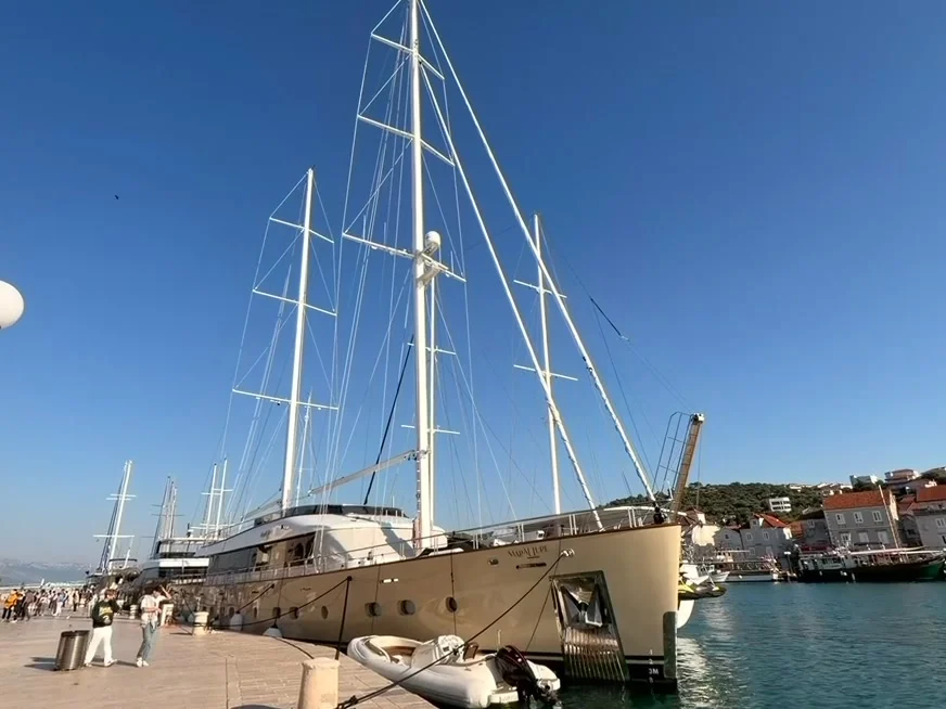 Barco junto al paseo marítimo de Trogir