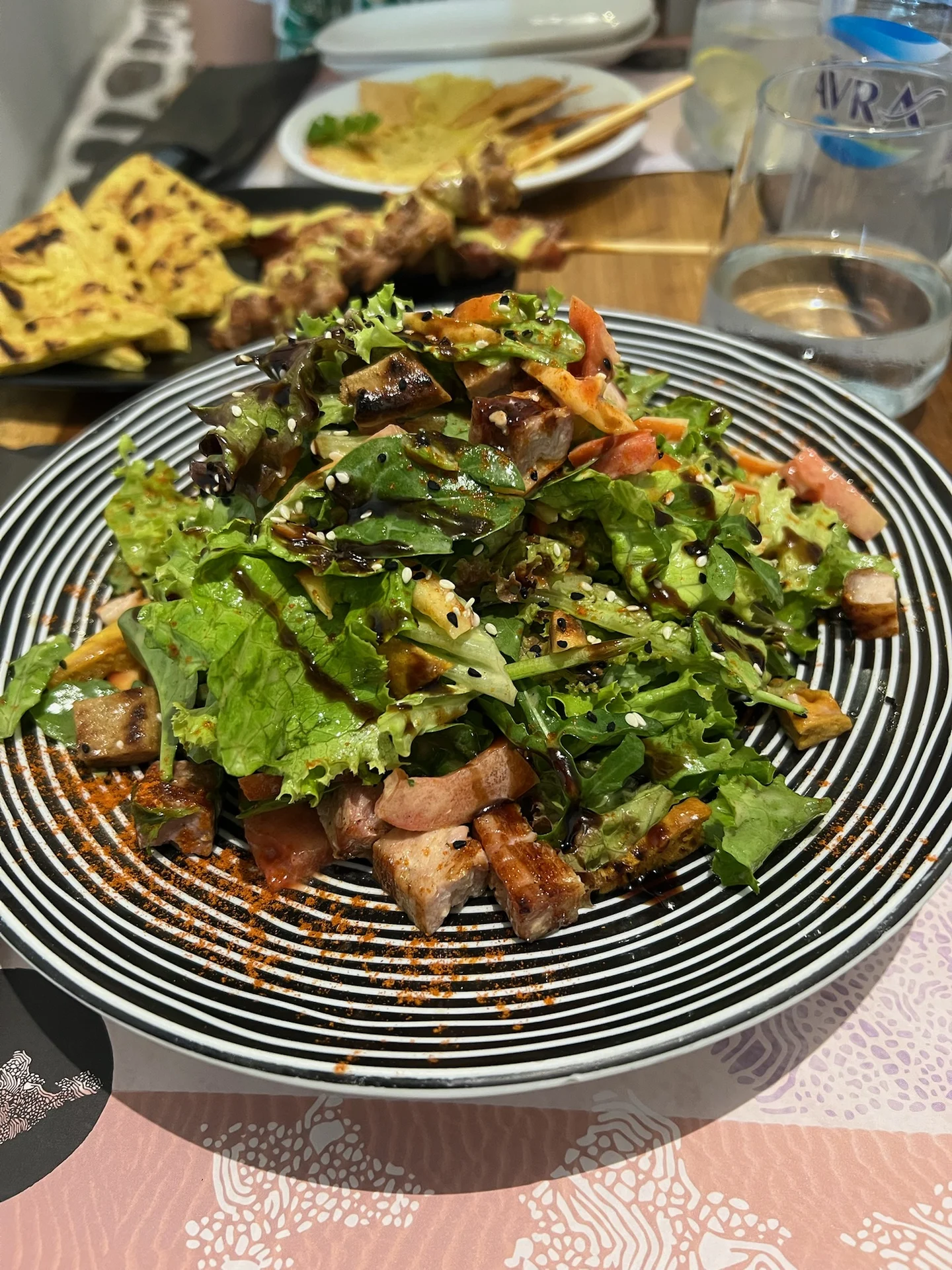 Ensalada servida en Pepper Mykonos
