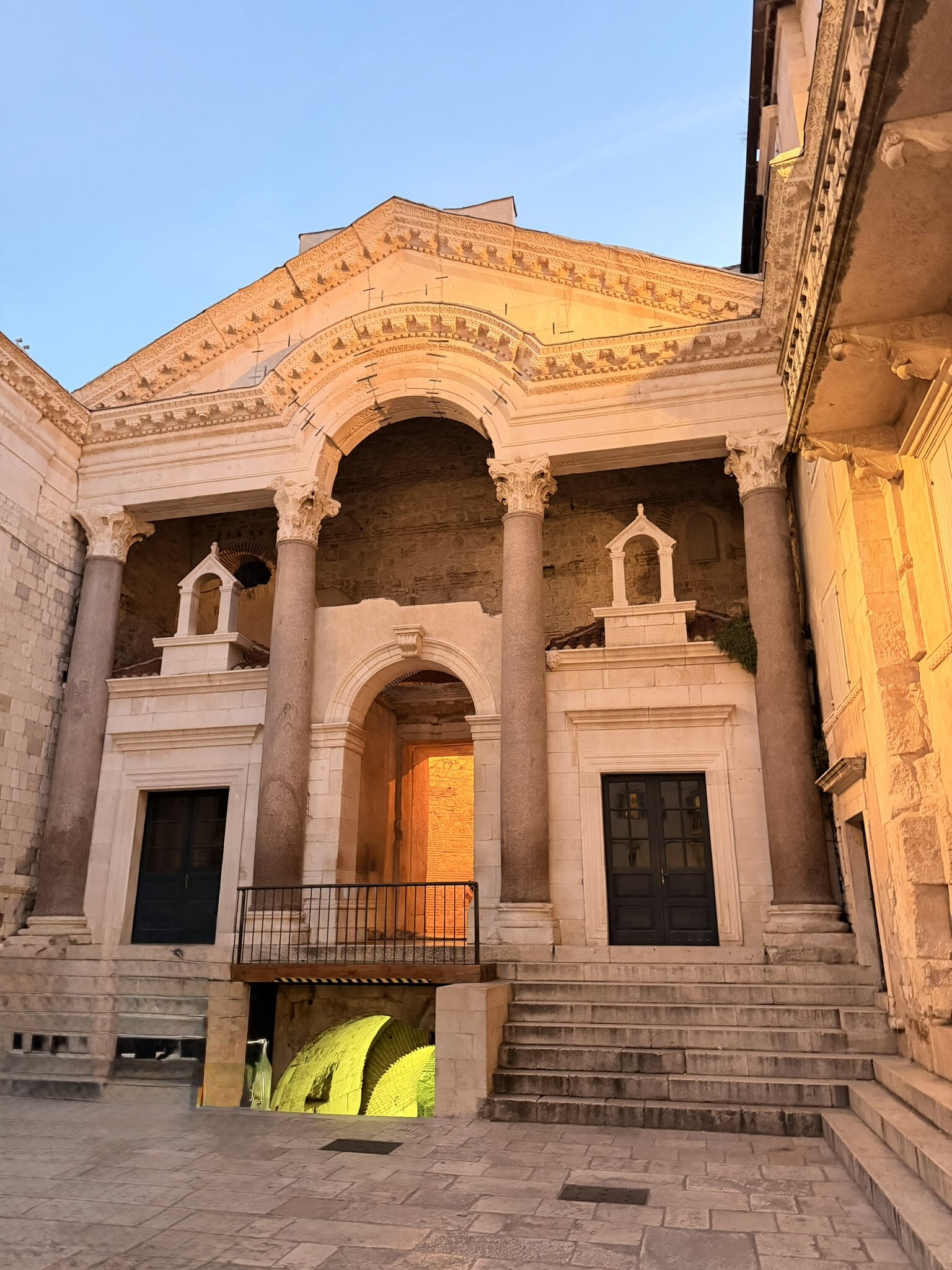 Peristilo y Prothyron del Palacio de Diocleciano iluminados al anochecer durante nuestra visita a Split