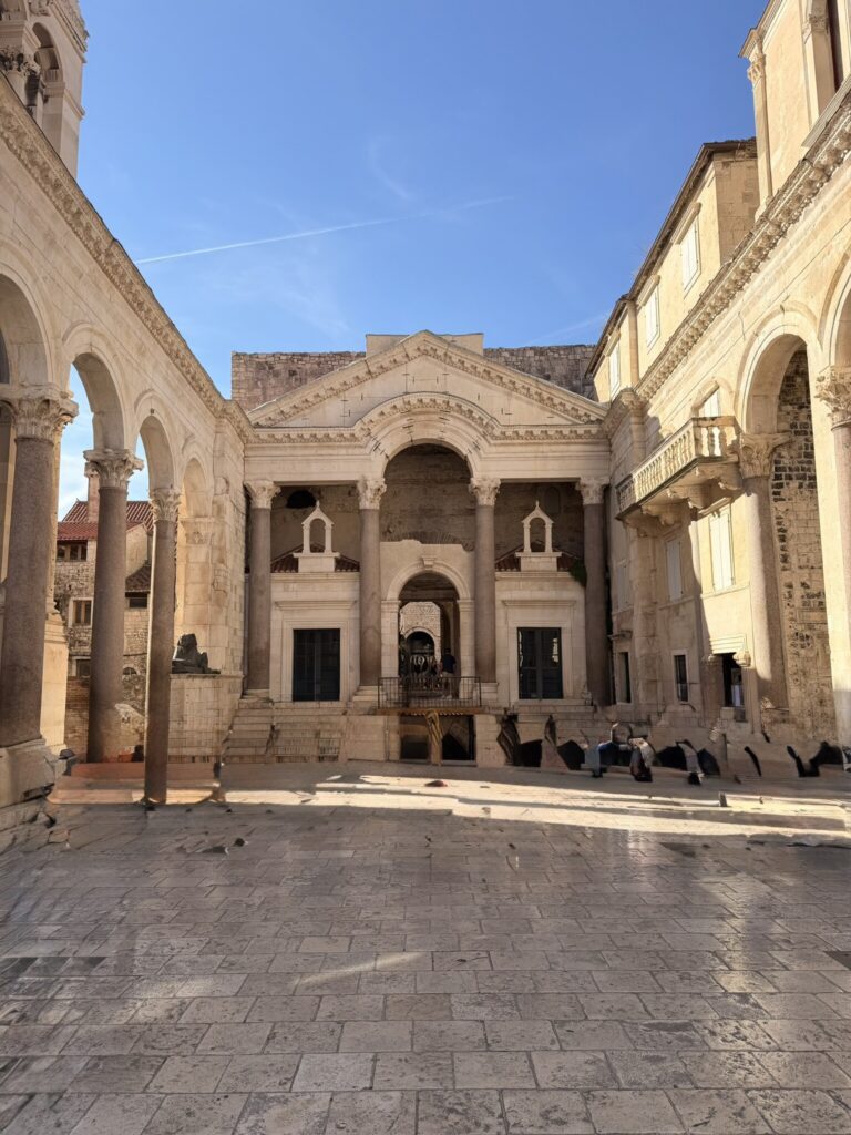 Peristilo y Prothyron del Palacio de Diocleciano durante nuestra visita a Split