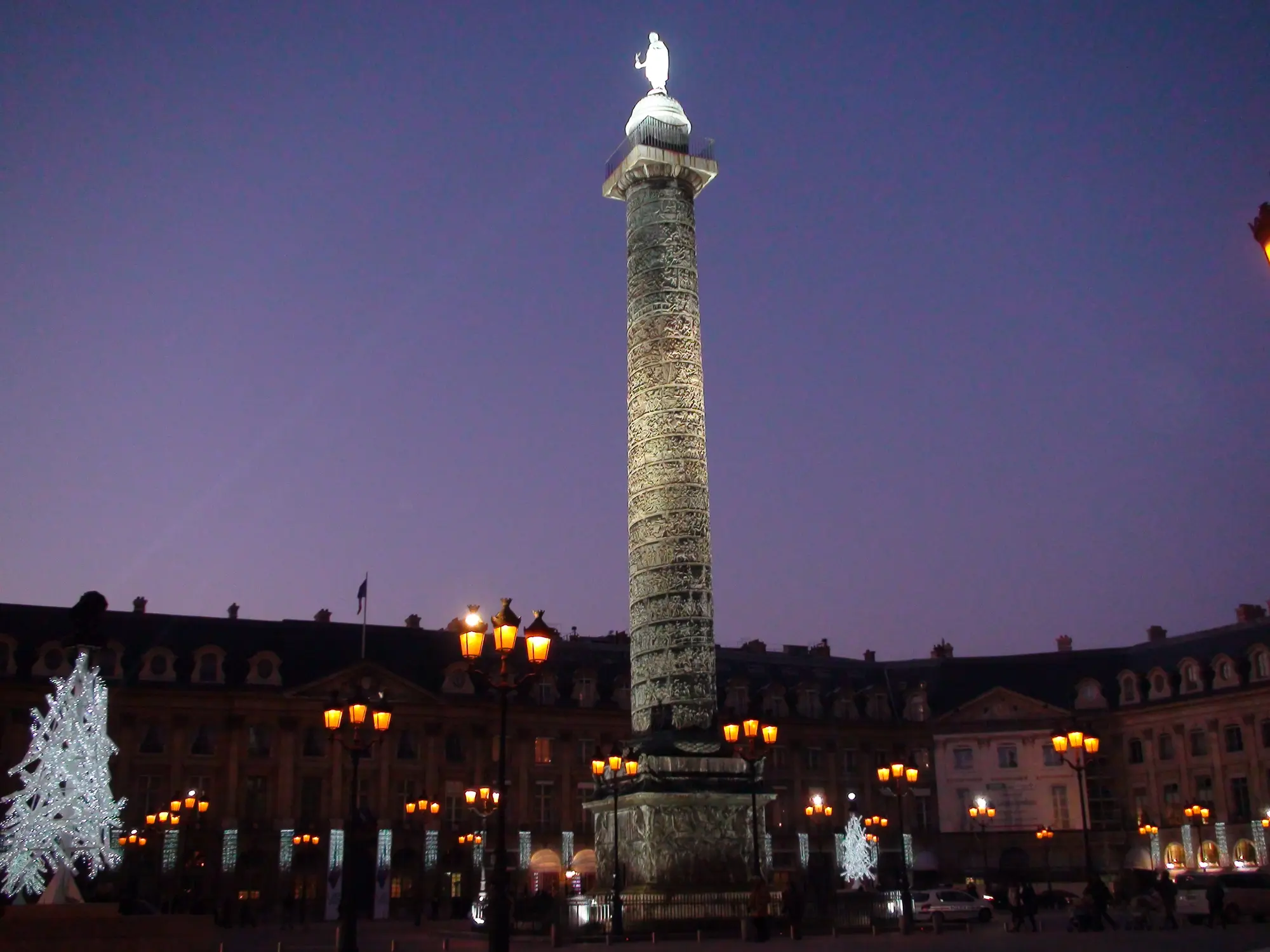 Columna Vendôme iluminada en la plaza Vendôme
