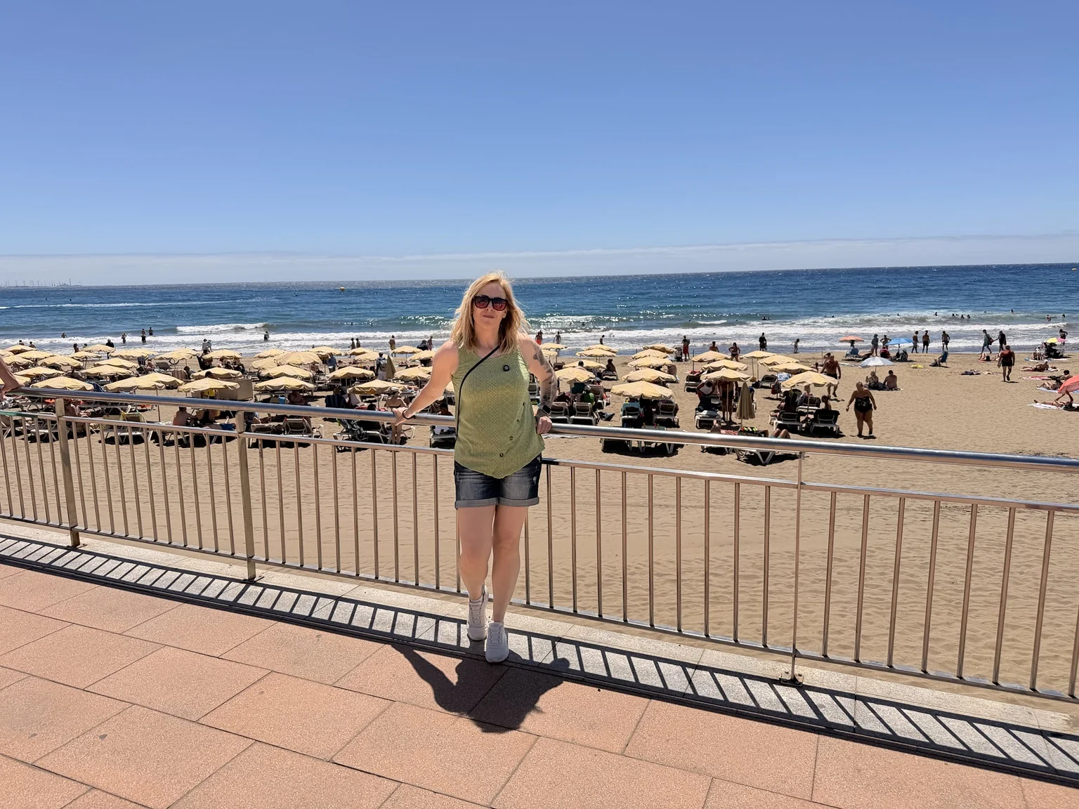 Alaitz frente a Playa del Inglés y su zona de hamacas
