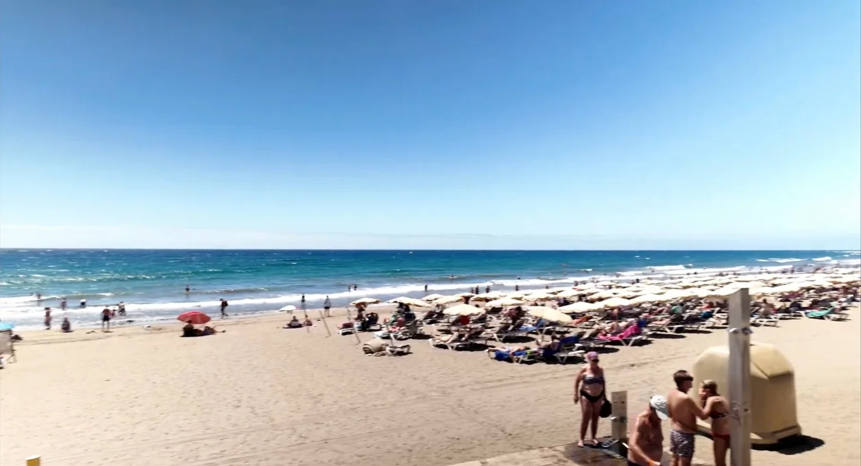 Ambiente, hamacas y bañistas en Playa del Inglés