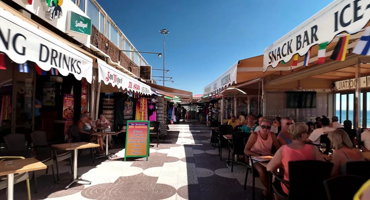 Terrazas y zona comercial junto a Playa del Inglés