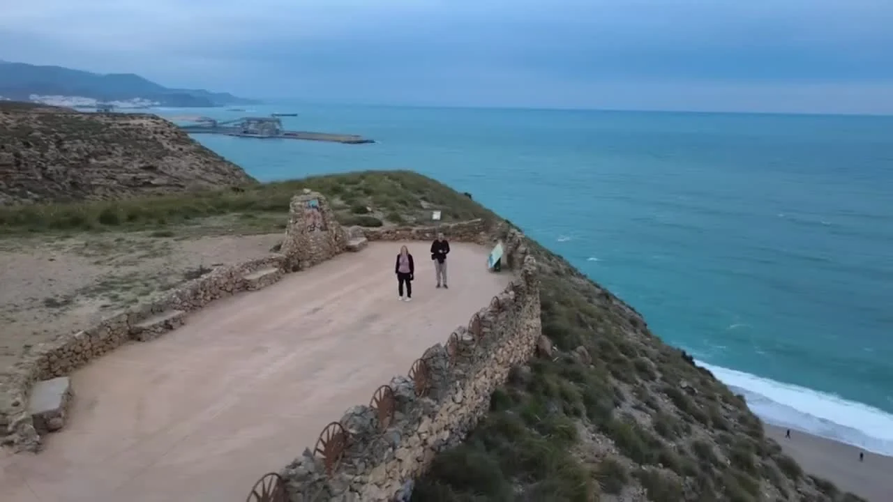 Txema y Alaitz en el mirador de Playa de los Muertos con el Mediterráneo y la costa al fondo