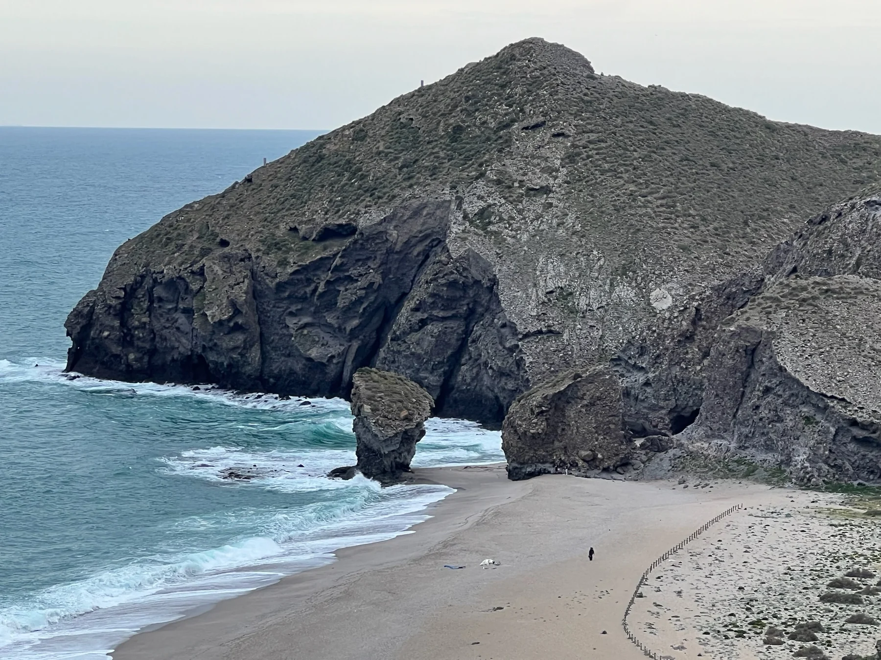 Extremo rocoso y arena de la Playa de los Muertos vistos desde arriba