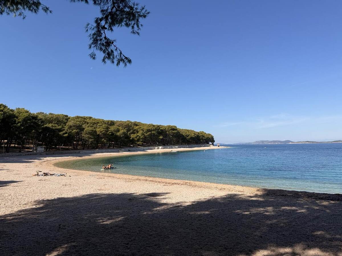 Playa de Raduča y paseo costero de Primošten