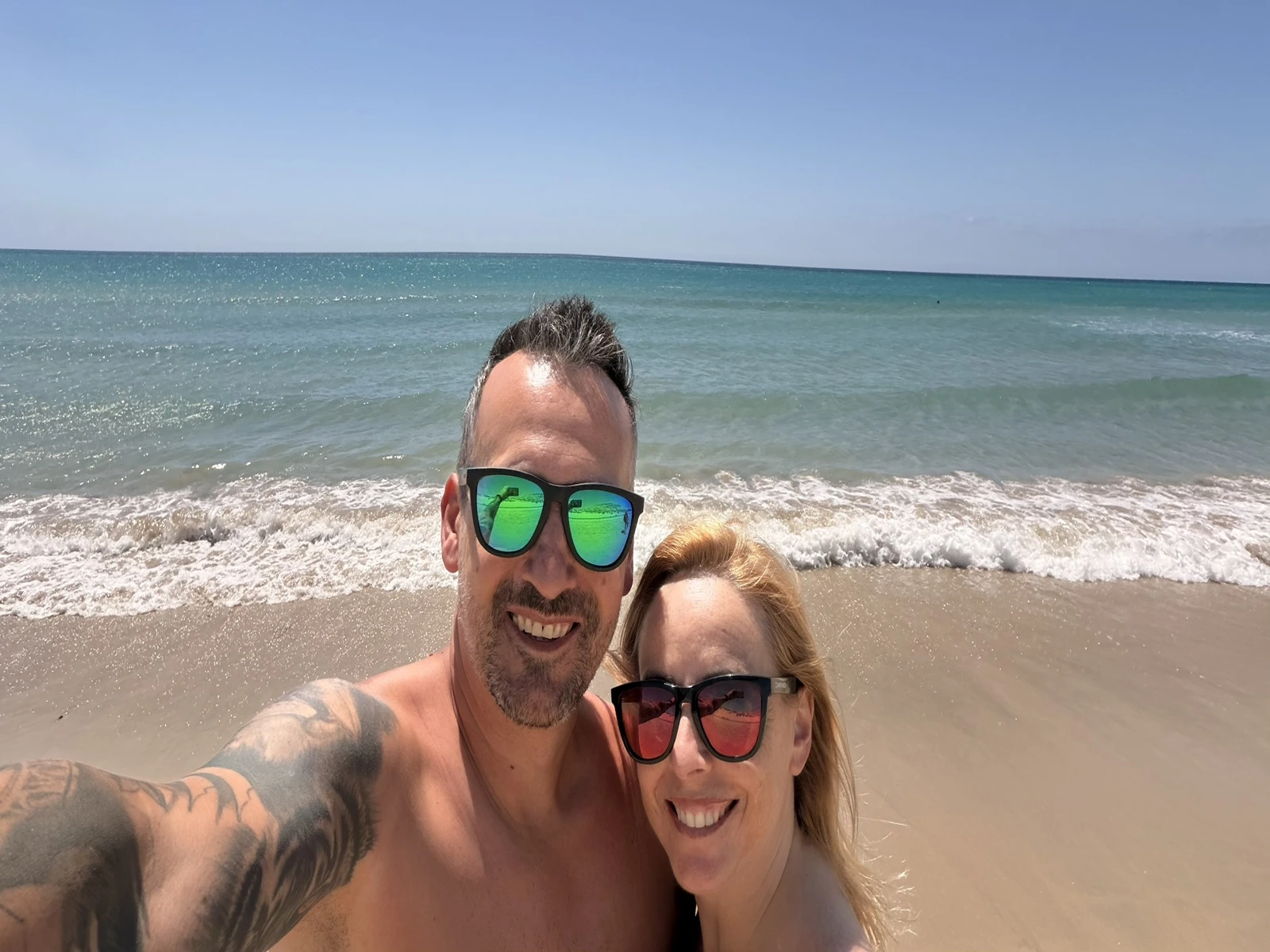 Txema y Alaitz en una playa del sur de Fuerteventura